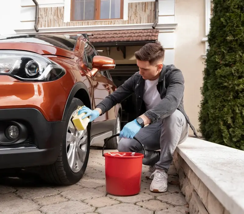 Lavage auto à domicile Saint-Fraigne : professionnel intervenant sur un véhicule
